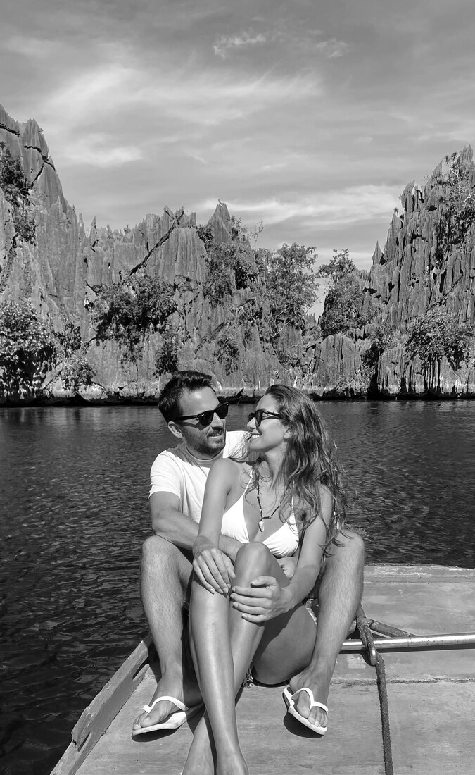 Júlia e Getúlio em um passeio de barco, nas Filipinas