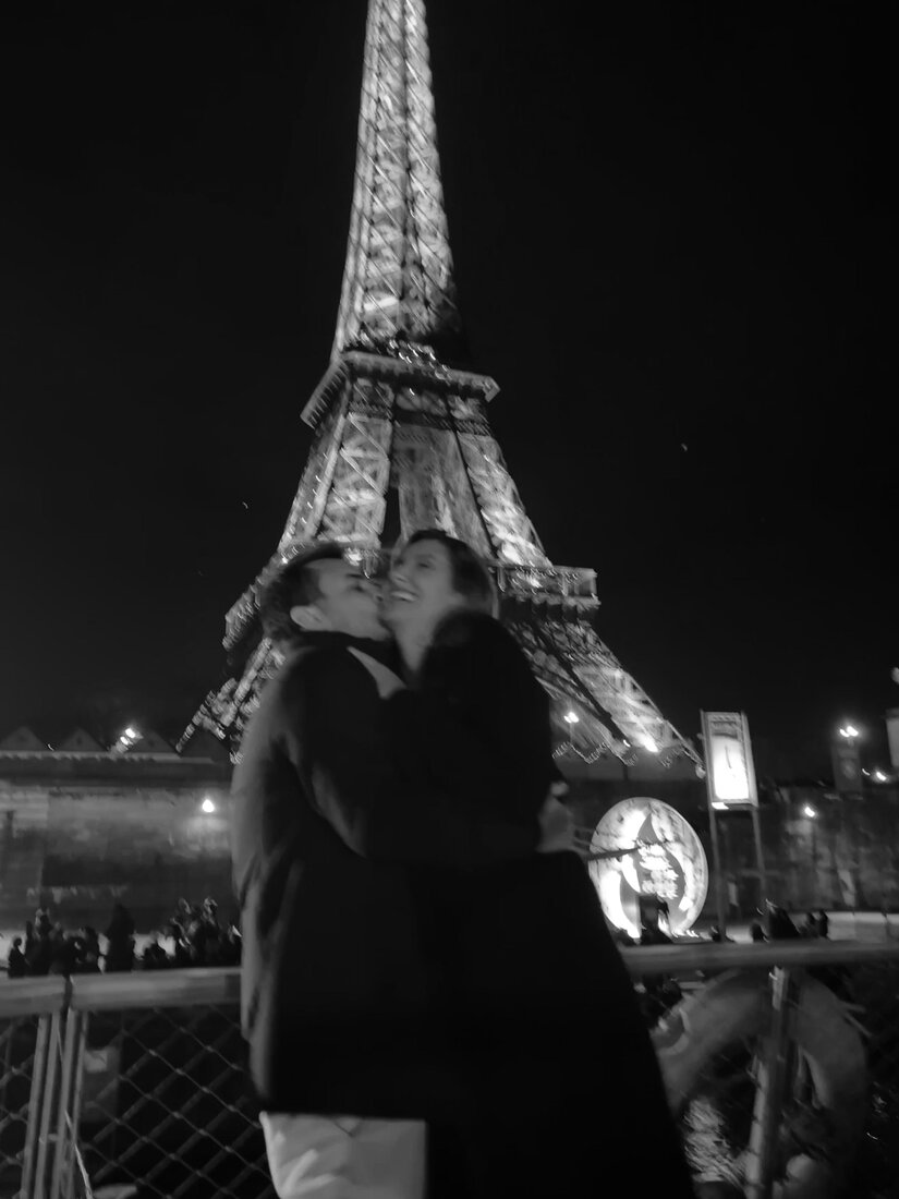 Júlia e Getúlio abraçados em frente à Torre Eiffel, em Paris